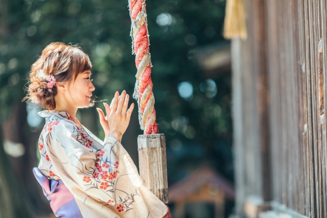 参拝する女性 